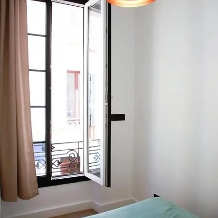 1 Dans La Vieille Antibes